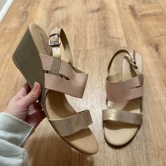 DEXFLEX COMFORT | Women's Blush Pink Gold Metallic Trance Strap Wedge Sandals - Picture 4 of 8